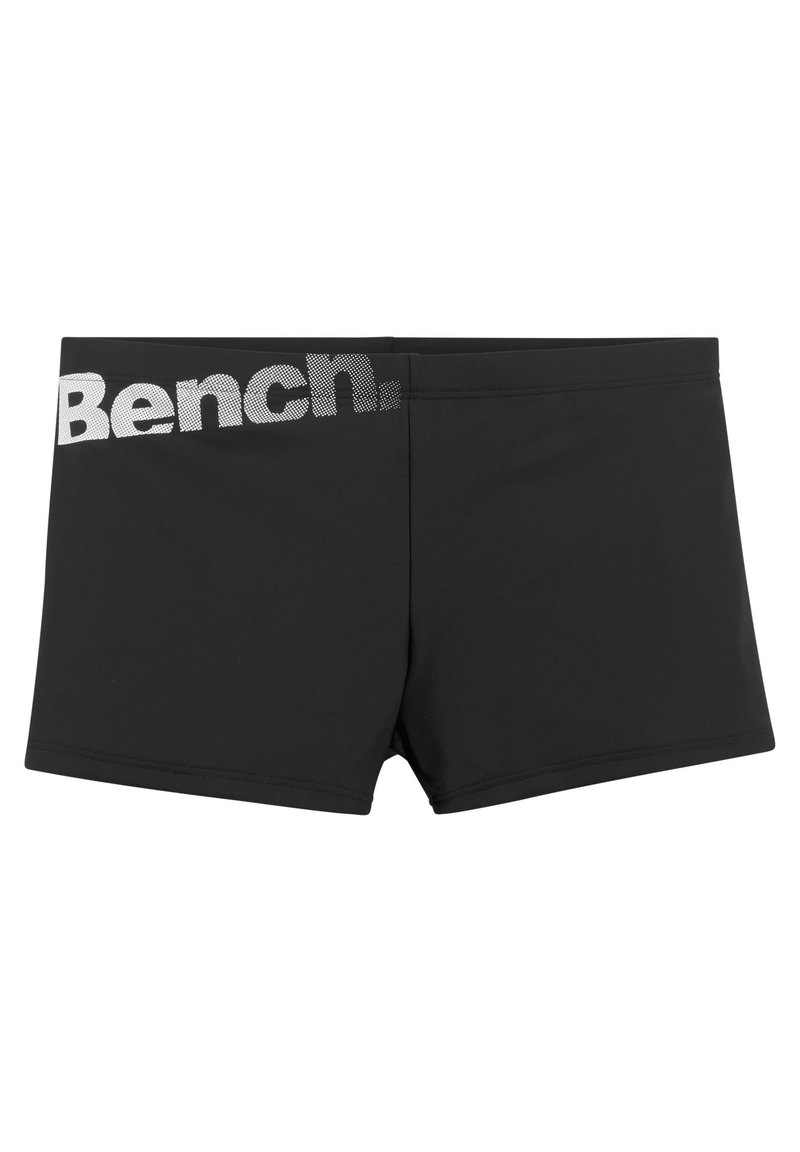 Črne kopalne hlače iz gladkega materiala, s belim pikastim logotipom "Bench." na levi strani. Preprost, prilegajoč dizajn z urejenim zaključkom.
