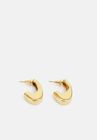 Orecchini a cerchio in oro con un design curvo e minimalista. Superficie lucida che riflette la luce, dotati di un fermo a perno per una chiusura sicura.
