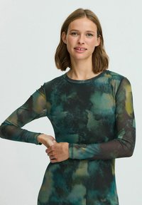 Šaty s dlhým rukávom vyrobené z priesvitného, elastického materiálu so zeleno-hnedým abstraktným vzorom tie-dye, s okrúhlym výstrihom a priliehavým strihom.