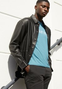 Calvin Klein FRONT LOGO - T-shirt estampada - foamy ocean