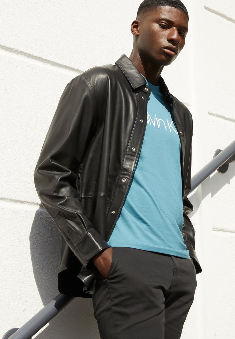 Calvin Klein FRONT LOGO - T-shirt estampada - foamy ocean