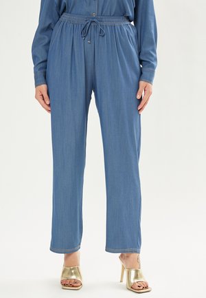 Hellblaue Denim-Hosen mit elastischem Bund, Kordelzug-Detail und geraden Beinen. Akzentuiert mit gelben Nähten und einer lockeren Passform.