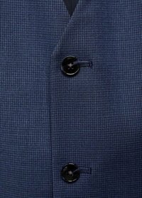 Blazer en tissu texturé bleu marine avec revers cranté, deux boutons noirs et une doublure intérieure lisse. Couture détaillée le long des bords.