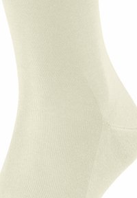 Beige Knöchelsocke, gerippte Textur, glatte Oberfläche, enganliegende Passform, mit einer abgerundeten Zehenpartie und einer dezenten Krümmung am Knöchel, aus textilem Material gefertigt.