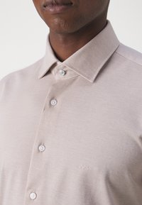 Michael Kors SOLID SLIM SHIRT - Button down-skjorte - sand