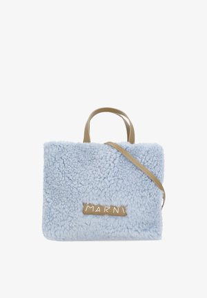 Borsa a tracolla in finta pelliccia blu chiaro, con forma rettangolare, manici corti e una tracolla rimovibile di colore tan. Presenta un'etichetta con logo.