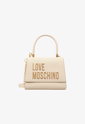 Sac à main Love Moschino couleur crème avec poignée supérieure, bandoulière en chaîne dorée et grandes lettres dorées de la marque sur le rabat.
