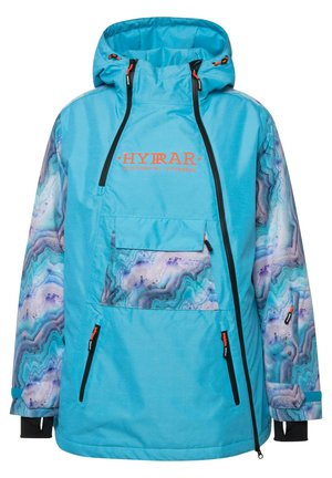 Jasno niebieska, zimowa kurtka z kapturem, w wzorzyste rękawy i kieszeń z przodu, ukośny zamek błyskawiczny oraz pomarańczowe logo "HYRÄR Outstanding Outerwear".