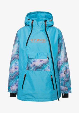 Světlé modré zimní bundy s kapucí, vzorovanými rukávy a přední kapsou, diagonálním zipem a oranžovým logem "HYRÄR Outstanding Outerwear".