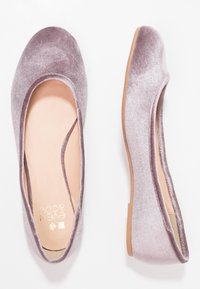 Lavendel sammet ballerina-skor med rundade tår, nude innersulor och bruna platta sulor, visade från ovan och sidan på vit bakgrund.