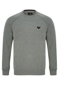Grå sweatshirt med rund halsudskæring, raglanærmer og ribbede manchetter og kant. Har et lille rødt logo på brystet.