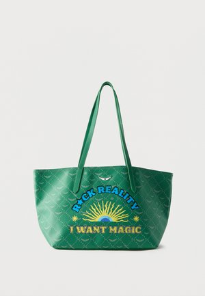 Sac fourre-tout vert avec un motif soleil et le texte « R*ck Reality I Want Magic » imprimé sur le devant, avec double sangles d'épaule.