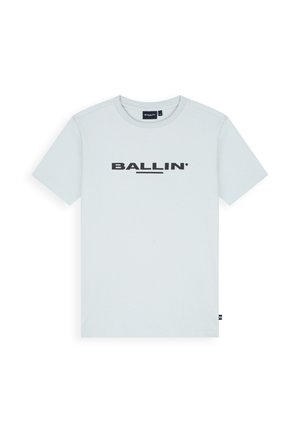 Lichtgrijs T-shirt met korte mouwen en zwarte tekst "BALLIN" gecentreerd op de borst en een klein label op de onderzijde van de zijnaad.