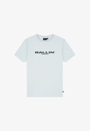 Lichtgrijs T-shirt met korte mouwen en zwarte tekst "BALLIN" gecentreerd op de borst en een klein label op de onderzijde van de zijnaad.