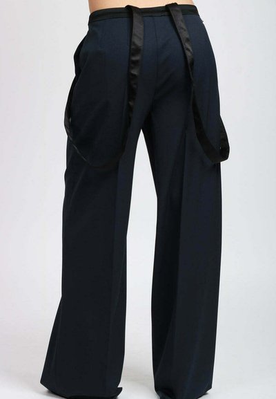 Pantaloni a gamba larga blu navy con dettagli in nastro di raso nero. Il tessuto è liscio con una finitura elegante, caratterizzato da un taglio sartoriale e una silhouette svasata.