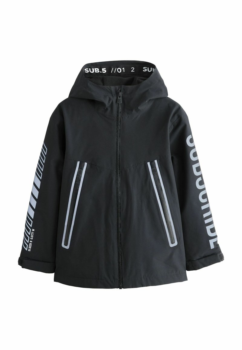 Veste imperméable noire avec zip avant, capuche et deux poches latérales. Les accents notables incluent des bordures réfléchissantes et un branding audacieux.