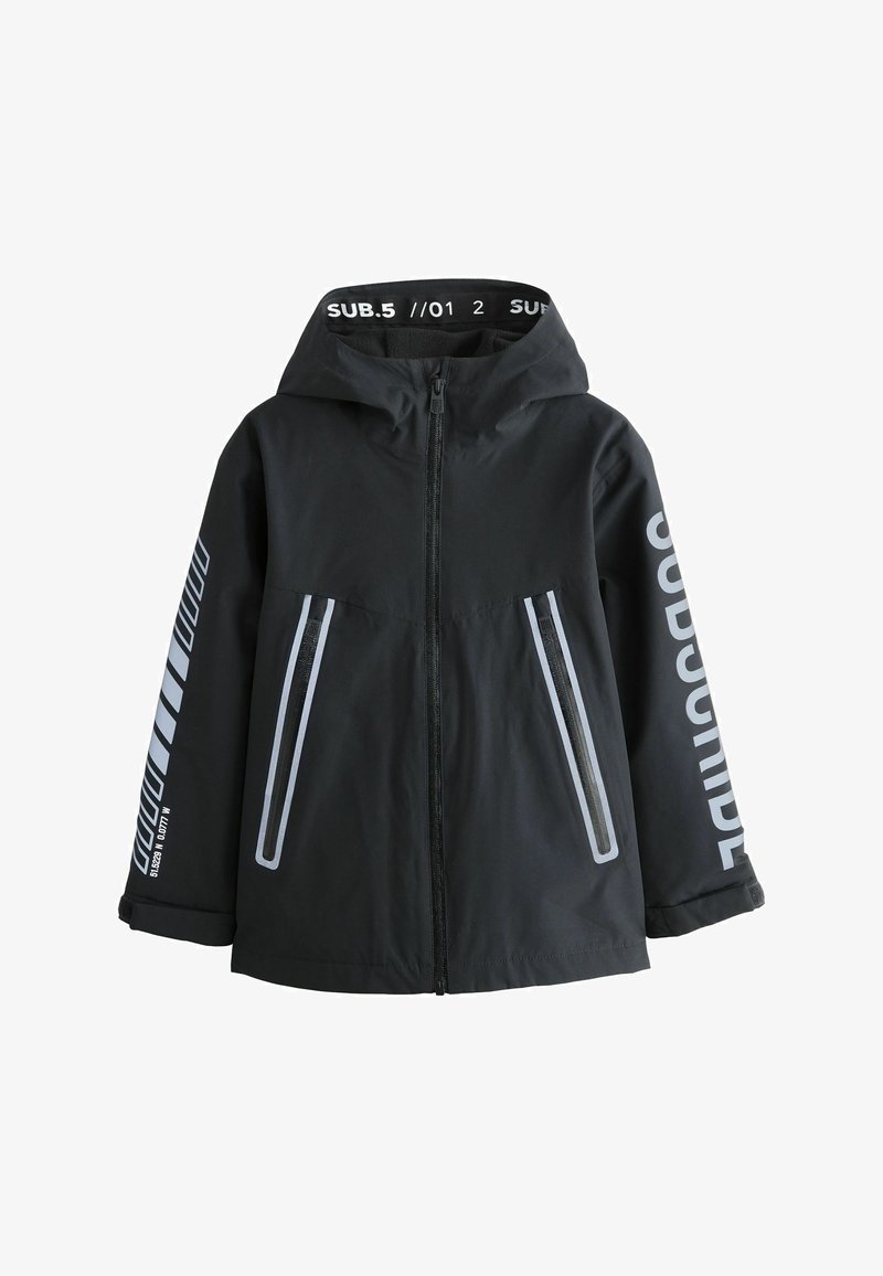 Sort vandtæt jakke med frontlynlås, hætte og to sidelommer. Bemærkelsesværdige detaljer inkluderer reflekterende kanter og markant branding.