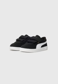 Chaussures noires en velcro avec une tige texturée, rayure latérale blanche et semelle rembourrée ; dotées d'une double fermeture à bande pour un enfilage facile.