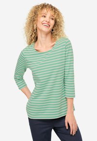 Camicia a maniche lunghe a righe in verde menta con righe beige chiaro, scollatura tonda e maniche a tre quarti, realizzata in tessuto morbido.