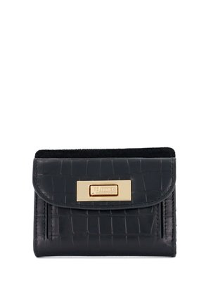 Cartera de cuero negro texturizado con una hebilla rectangular dorada en la solapa frontal, con detalles de la marca en relieve.