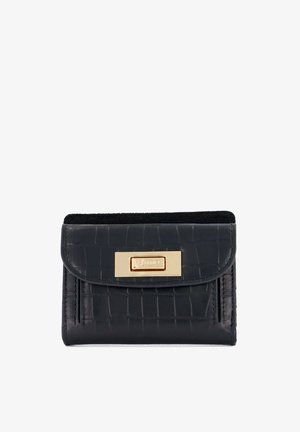 Cartera de cuero negro texturizado con una hebilla rectangular dorada en la solapa frontal, con detalles de la marca en relieve.