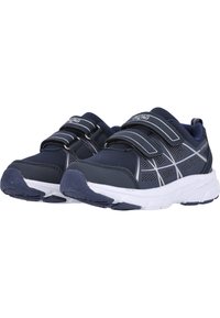 Scarpe da ginnastica navy con accenti argentati, due fibbie in Velcro, tomaia in tessuto traspirante, suola bianca ammortizzata e battistrada testurizzato.