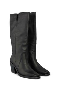 Bottes noires en cuir, montantes jusqu'au genou, avec un bout carré et un talon bloc. Elles présentent un design épuré avec des coutures minimales et un petit accent métallique.