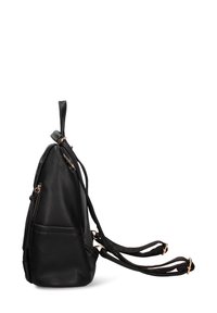 Zwarte leren rugzak met een gestructureerde afwerking, twee verstelbare banden, een voorvak en accenten van hardware in goudkleur.