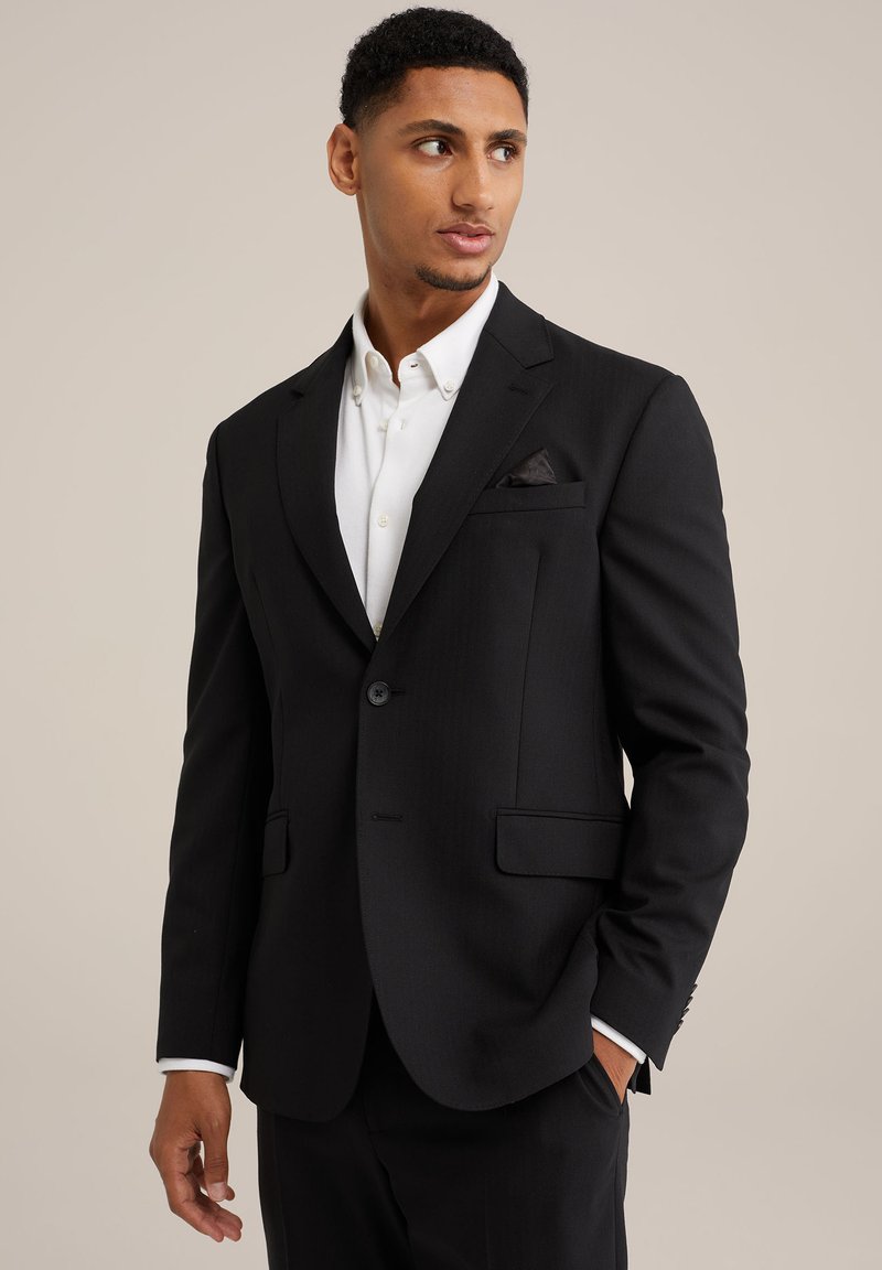 Schwarzer maßgeschneiderter Blazer mit Reverskragen, einem Knopfverschluss und zwei vorderen Taschen. Weißes Hemd darunter mit Knopfdetails.