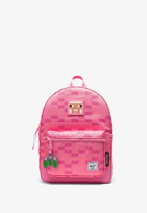 Felroze, gepixeld rugzak met een Minecraft-varkensgezichtpatch, voorvak met rits en tulpenvormige ritstrekkers, gefotografeerd tegen een witte achtergrond.