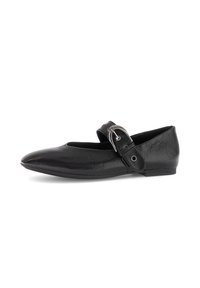 Schwarze Lederflats mit spitzem Zeh und breitem Riemen, der oben eine große silberne Schnalle hat.