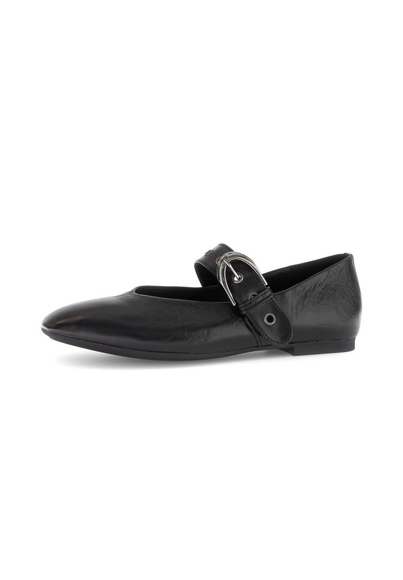 Schwarze Lederflats mit spitzem Zeh und breitem Riemen, der oben eine große silberne Schnalle hat.