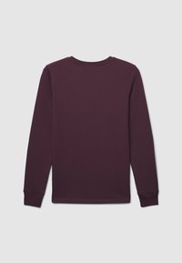 Chemise à manches longues en tissu violet foncé uni. Présente un col rond et des poignets ajustés. Texture lisse sans motifs visibles.