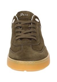 Olivgrüner Wildledersneaker mit runder Zehenpartie, weißen Ösen, kontrastierenden Nähten und einer strukturierten Gummisohle.