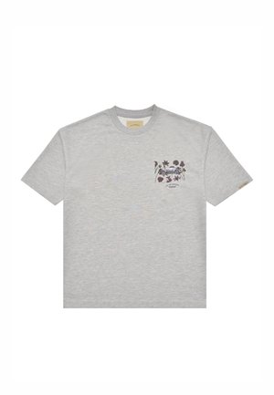 Hellgraues T-Shirt mit kurzen Ärmeln und Rundhalsausschnitt, mit kleinem Blumen- und Vogeldesign auf der linken Brusttasche.