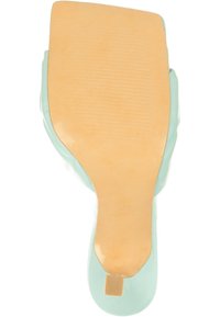 Călcâi mint verde cu o suprafață netedă, vârf rotund și o talpă texturată bej. Dispune de un toc în formă de bloc pentru stabilitate.