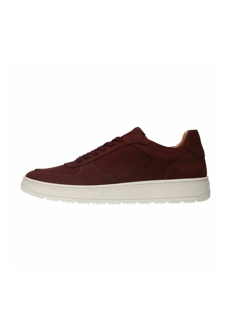 Bordeaux suede sneaker met een witte rubberen zool, ronde neus, veters en een textuurpatroon op de bovenkant.