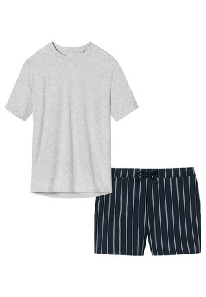 Grijze T-shirt met korte mouwen en ronde hals, gecombineerd met marineblauwe gestreepte zwembroek met een trekkoord in de taille en zijzakken.