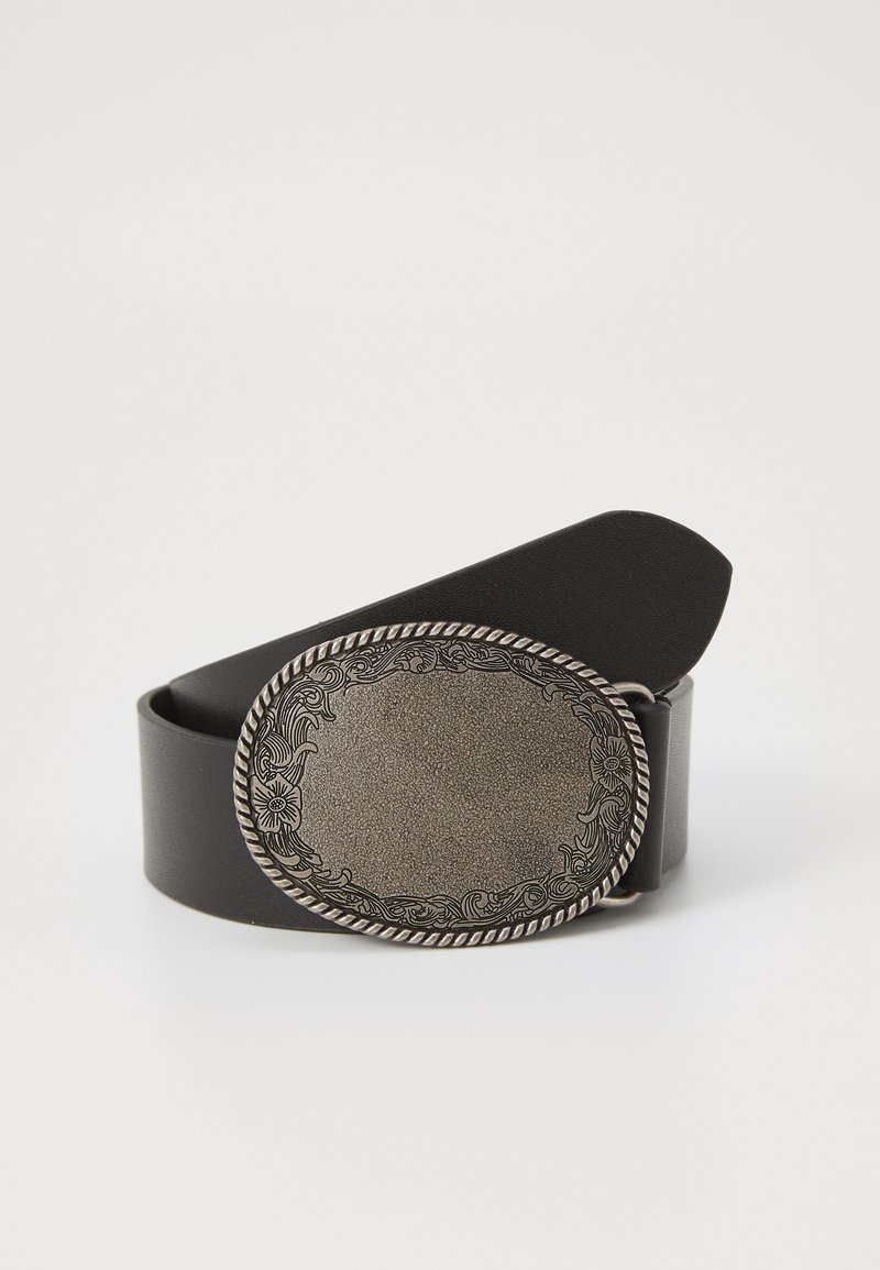 Cinto de couro preto com uma grande fivela de metal prateado ornamentada, apresentando desenhos florais gravados e uma superfície texturizada.