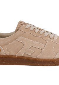 Sneaker in suede beige con lacci crema, dettaglio del logo cucito sul lato e suola in gomma marrone maculata.