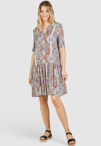 Farbiger knielanger Kleid mit V-Ausschnitt, kurzen Ärmeln und einem gefältelten Rock. Es zeigt ein detailliertes Paisleymuster und florale Motive.
