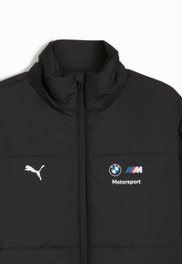 Sort polstret jakke med h�øj krave, der har hvid Puma-logo og BMW Motorsport branding. Glat tekstur med lynlåslukning foran.