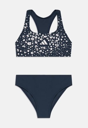 Ensemble de bikini bleu marine comprenant un haut de style sport avec un imprimé léopard texturé et des accents argentés, ainsi qu'un bas de couleur unie assorti.
