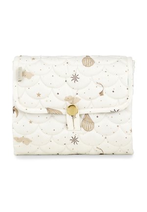 Λευκό τσαντάκι χειρός με ραφές σε σχήμα κοχυλιών, διακοσμημένο με θαλάσσια πλάσματα σε μπεζ και καφέ αποχρώσεις, αστέρια και κοχύλια, με χρυσό κουμπί ως κούμπωμα.