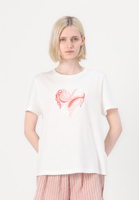 T-shirt en coton blanc à manches courtes avec un design de cœur abstrait multicolore sur le devant. Texture lisse, coupe décontractée.
