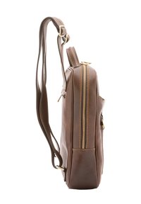 Sac à épaule en cuir marron au design vertical, doté d'une fermeture éclair, d'une poche latérale et d'une bandoulière réglable avec des accents en hardware doré.