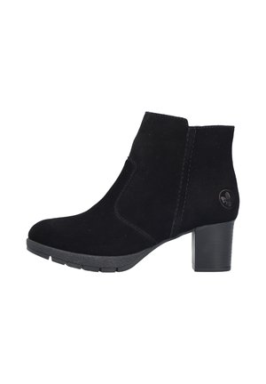 Schwarze Wildleder-Ankle Boots mit geschwungenem Design, Gummisohle und Blockabsatz. Ausgestattet mit tonalem Nähen und einem runden Logo-Details an der Seite.