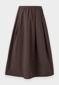 Bruine midi-lengte rok met een elastische tailleband en subtiele plooien op een witte achtergrond.