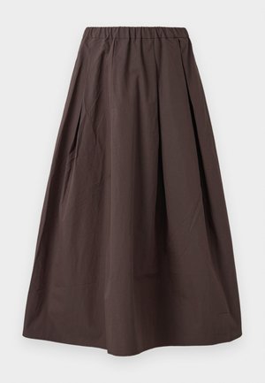 Gonna midi di colore marrone con vita elastica e sottili pieghe su uno sfondo bianco.