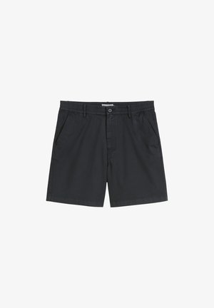 Shorts noirs en tissu léger. Dotés d'une taille élastique, de poches avant et d'une fermeture à bouton sur le devant. Design simple et polyvalent.